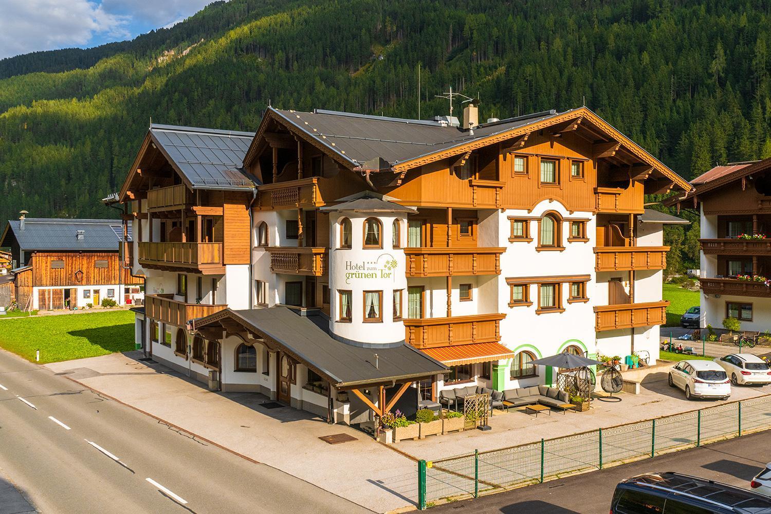 Hotel Zum Gruenen Tor Tux Bagian luar foto