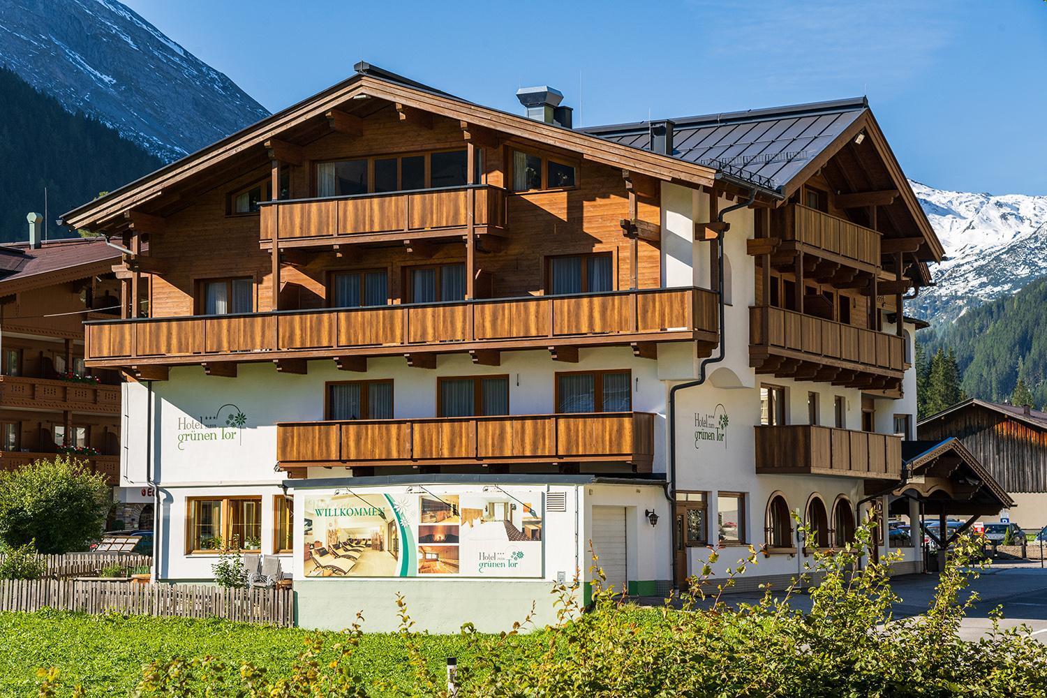 Hotel Zum Gruenen Tor Tux Bagian luar foto