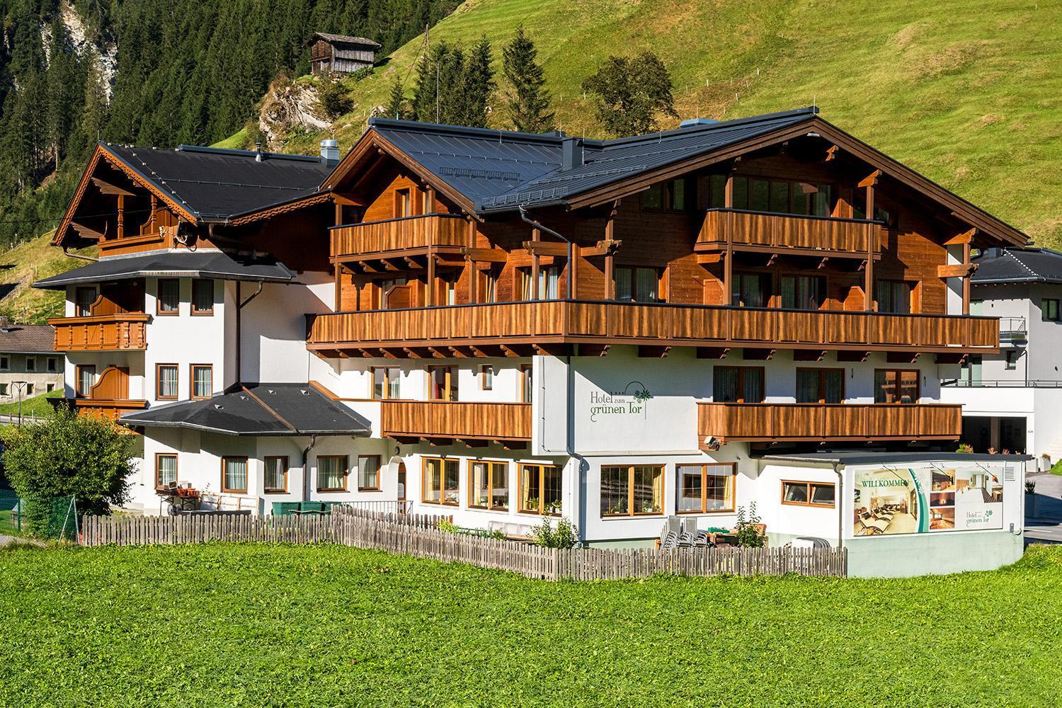 Hotel Zum Gruenen Tor Tux Bagian luar foto