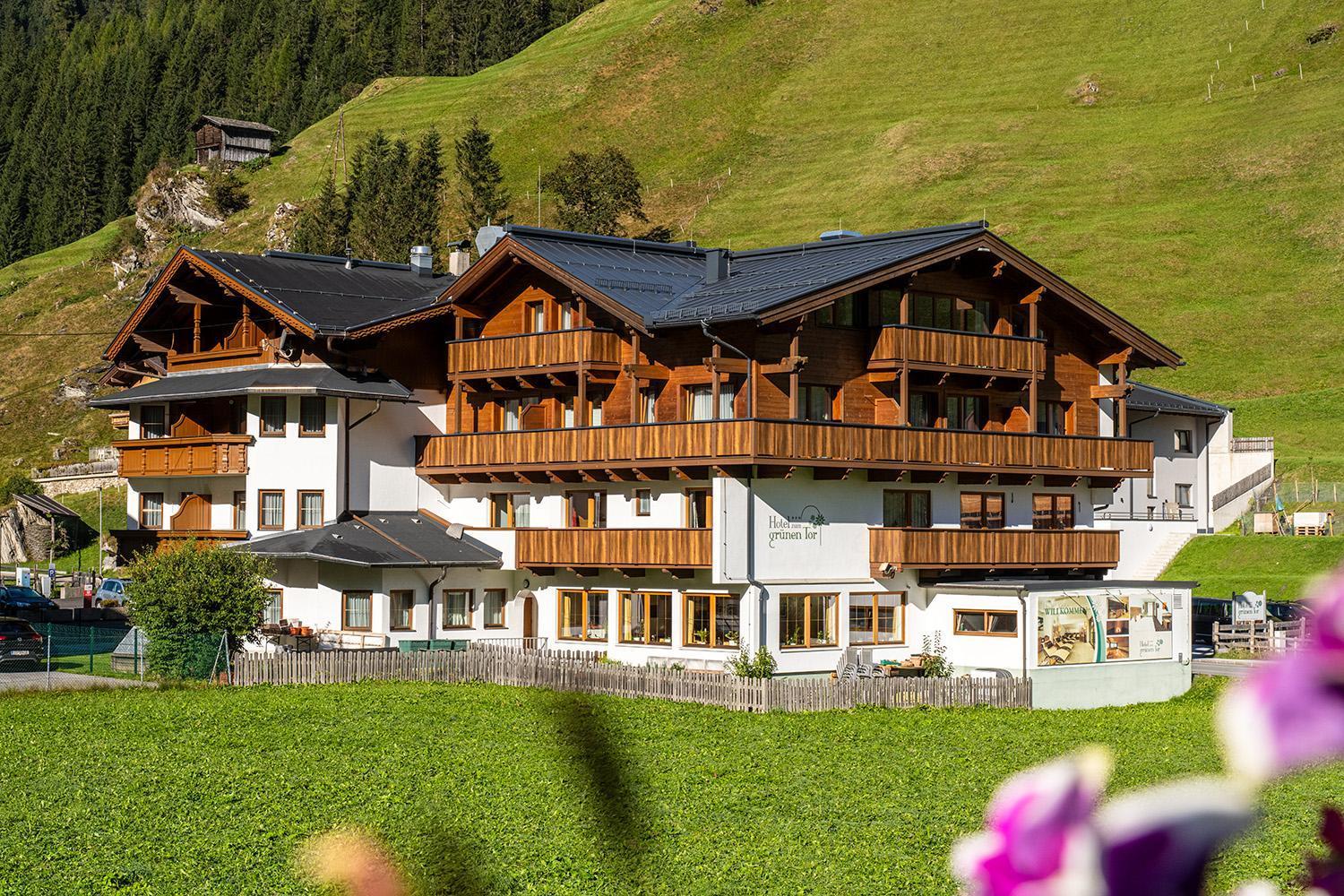 Hotel Zum Gruenen Tor Tux Bagian luar foto