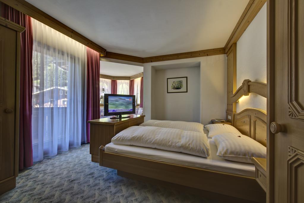 Hotel Zum Gruenen Tor Tux Bagian luar foto