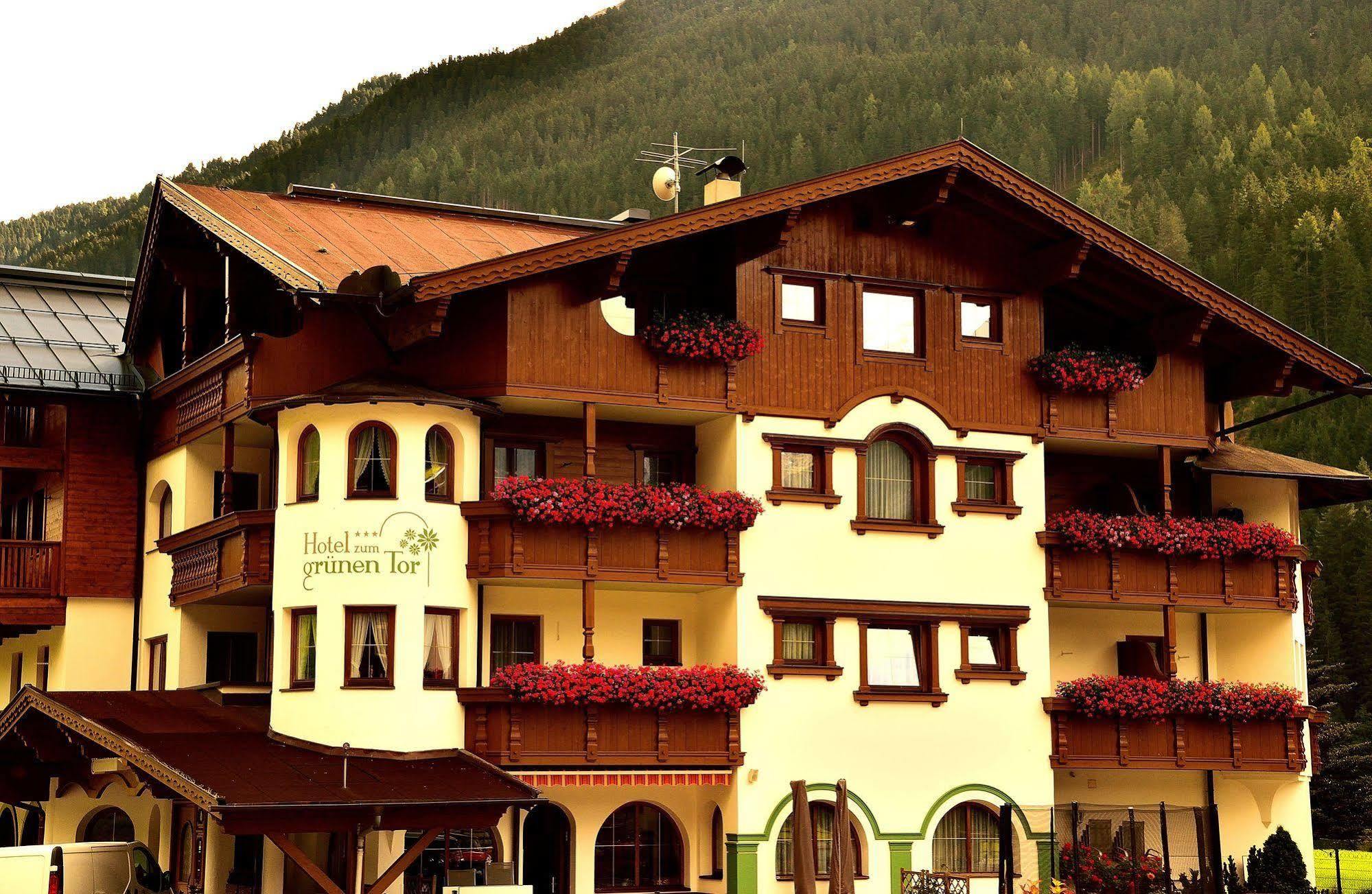 Hotel Zum Gruenen Tor Tux Bagian luar foto