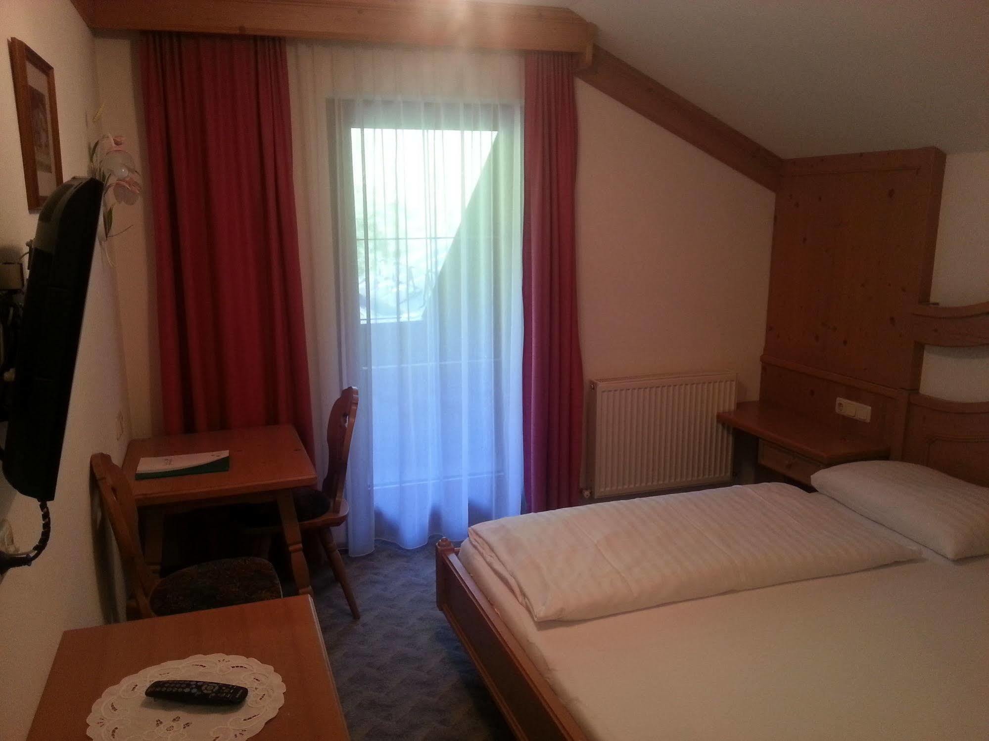 Hotel Zum Gruenen Tor Tux Bagian luar foto