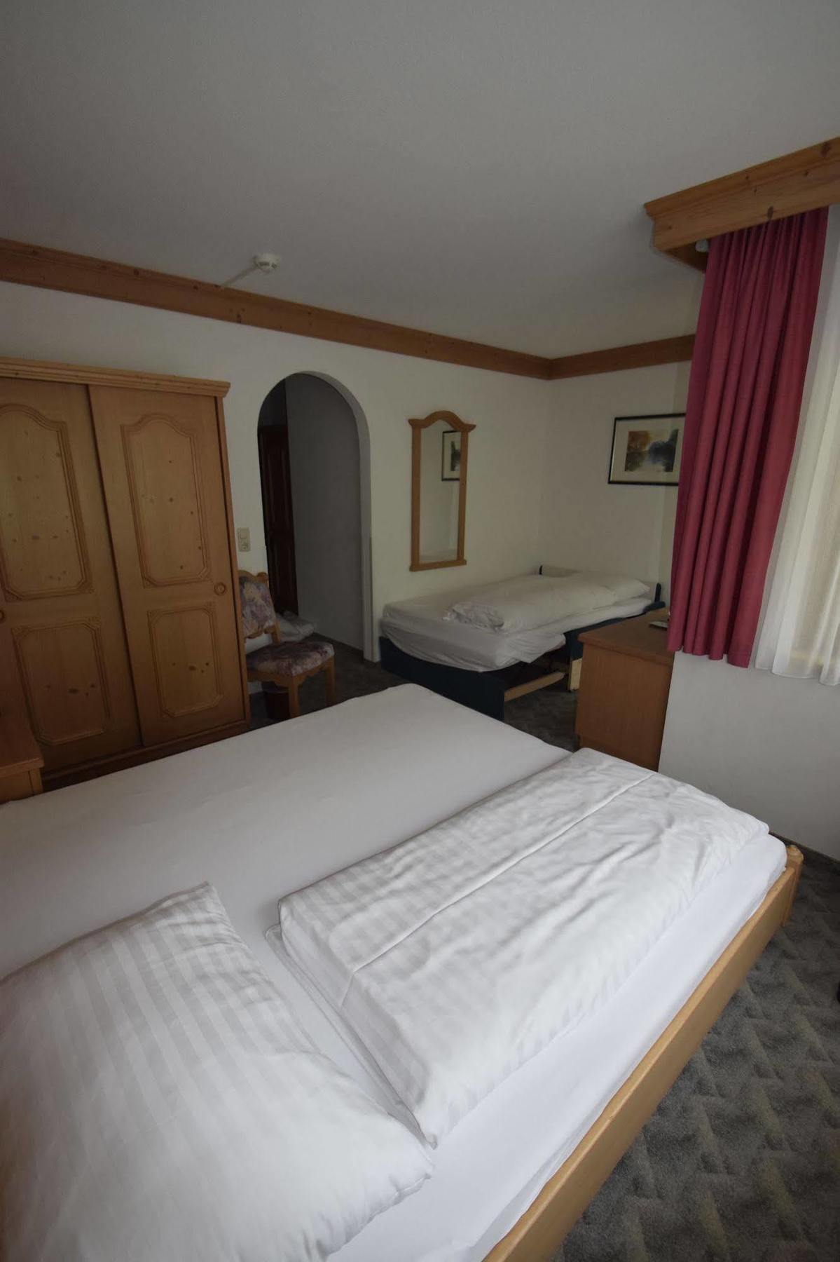 Hotel Zum Gruenen Tor Tux Bagian luar foto