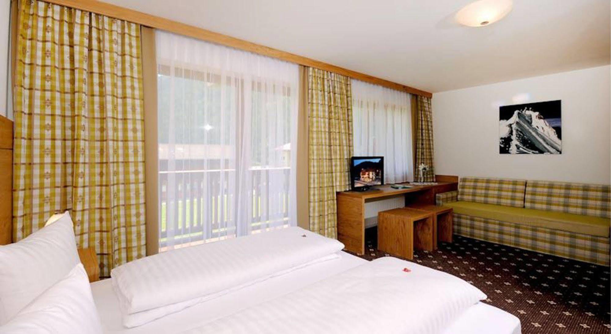 Hotel Zum Gruenen Tor Tux Bagian luar foto