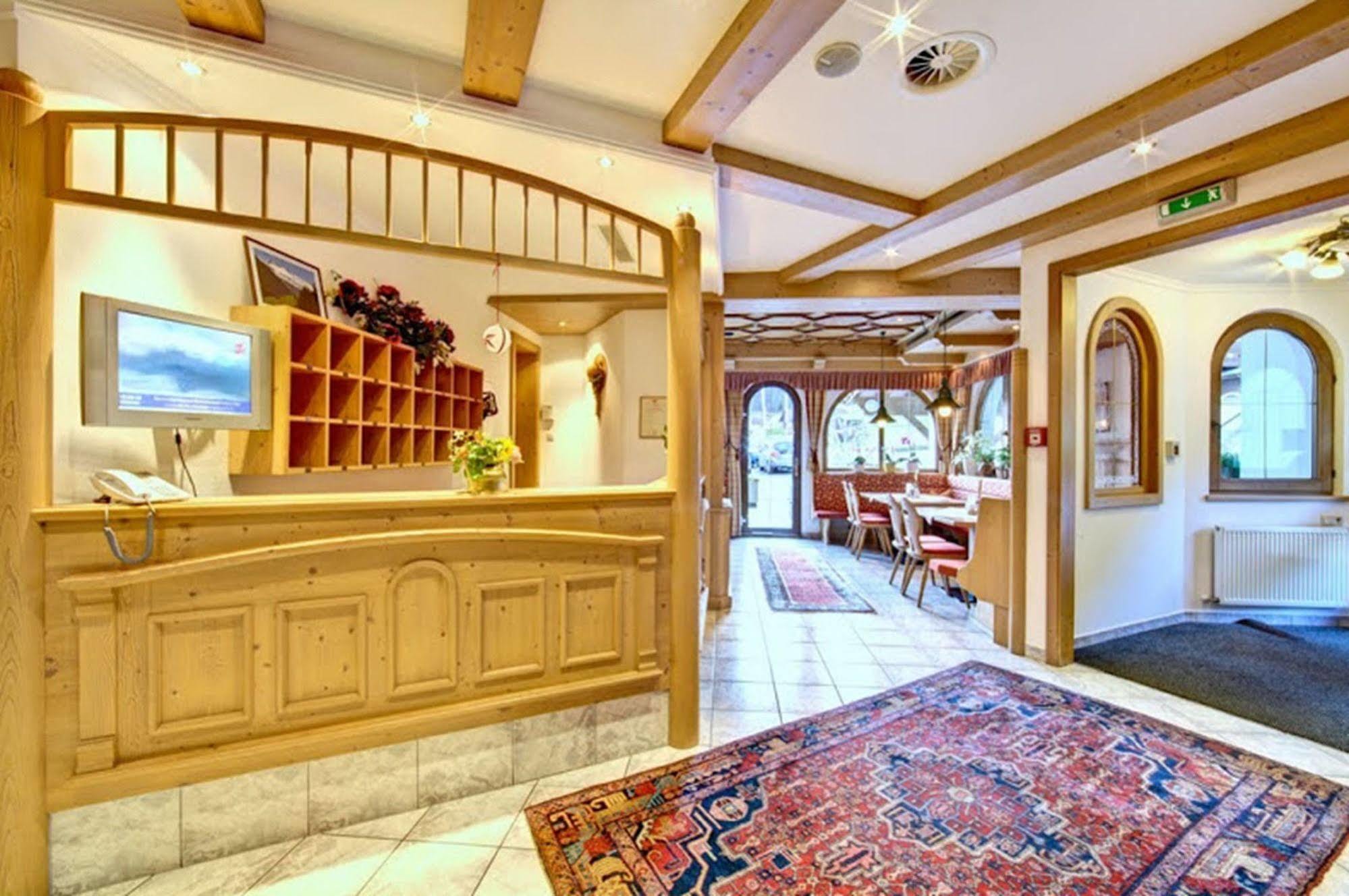 Hotel Zum Gruenen Tor Tux Bagian luar foto