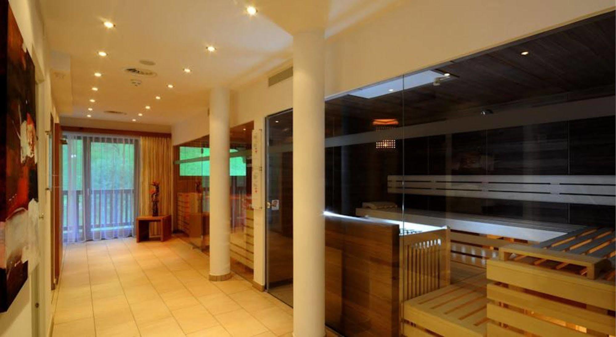 Hotel Zum Gruenen Tor Tux Bagian luar foto
