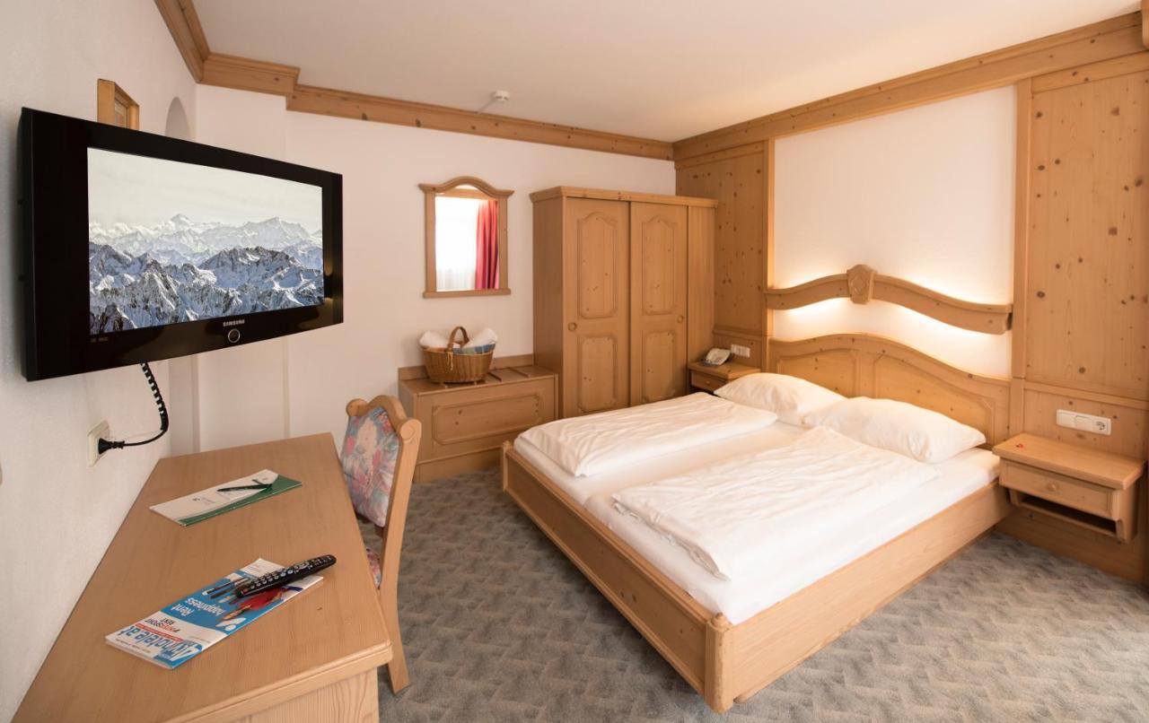 Hotel Zum Gruenen Tor Tux Bagian luar foto